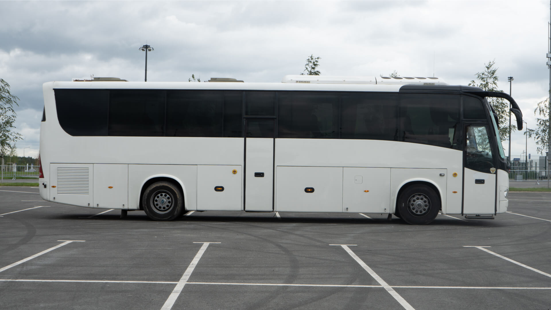 King Long XMQ6127 в Екатеринбурге вид сбоку справа