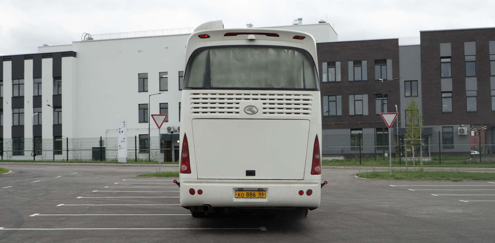 King Long XMQ6127 в Екатеринбурге вид сзади