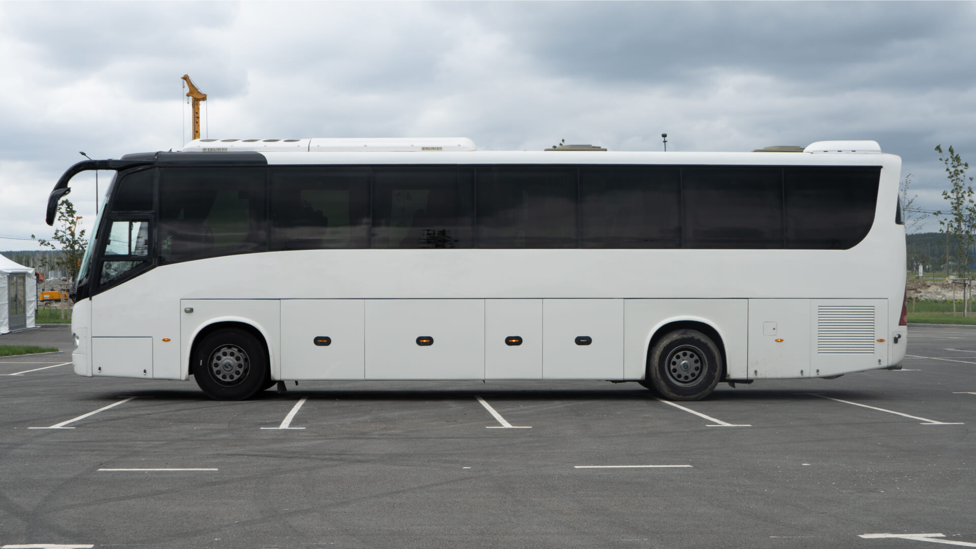 King Long XMQ6127 в Екатеринбурге вид сбоку слево