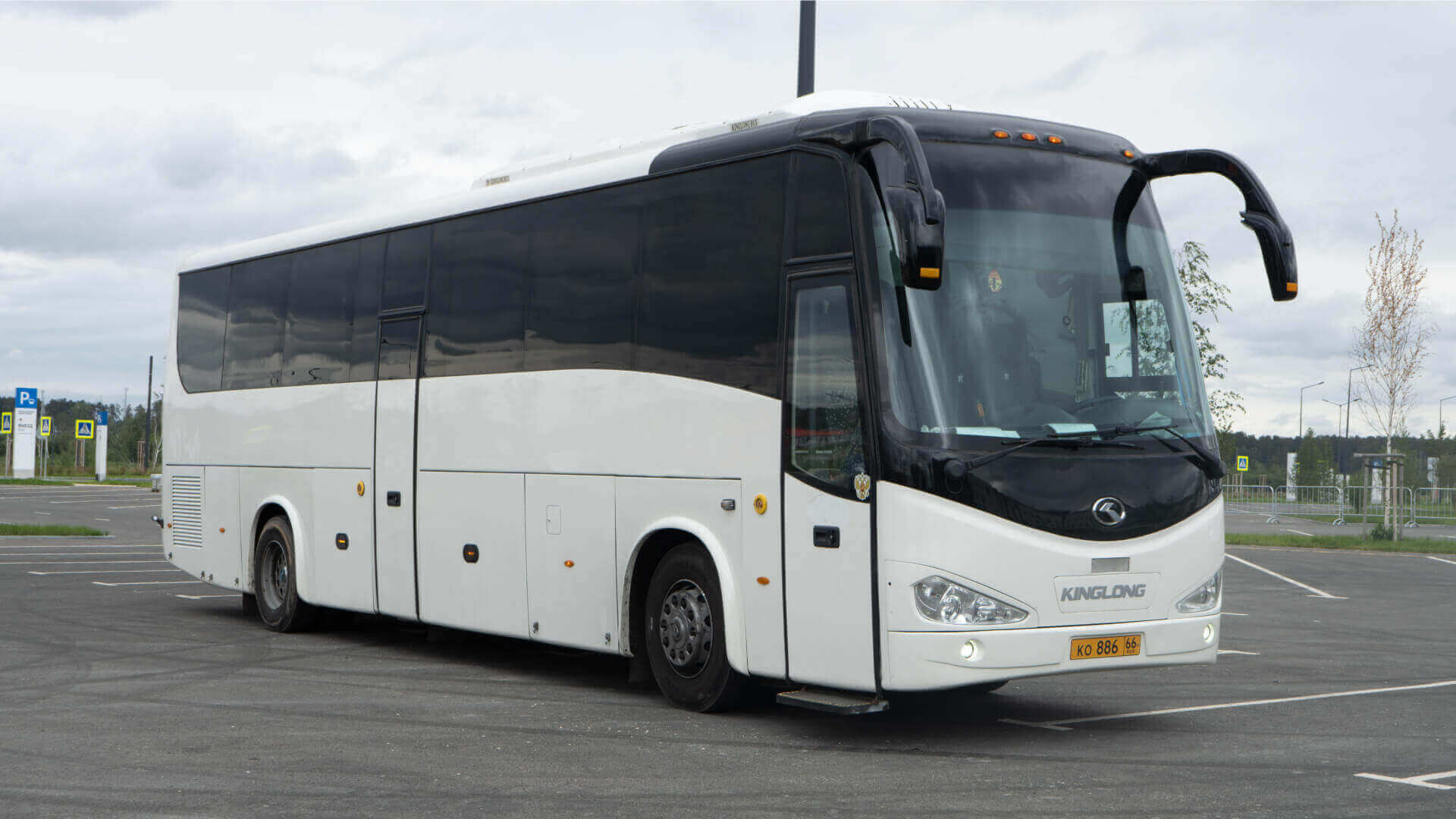 King Long XMQ6127 в Екатеринбурге вид справа