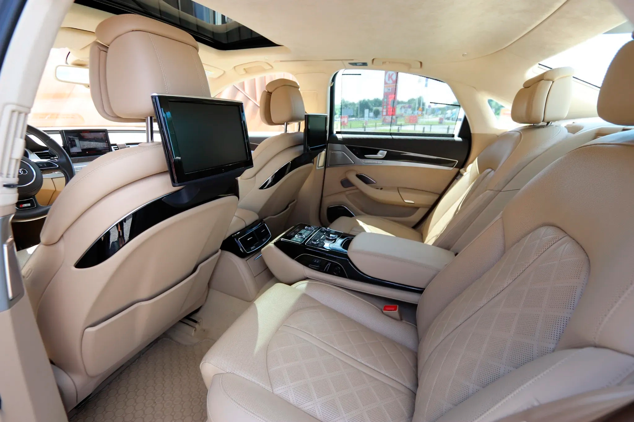 Арендовать Audi S8